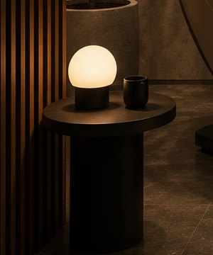 サイドテーブルの上で灯る、丸い間接照明。